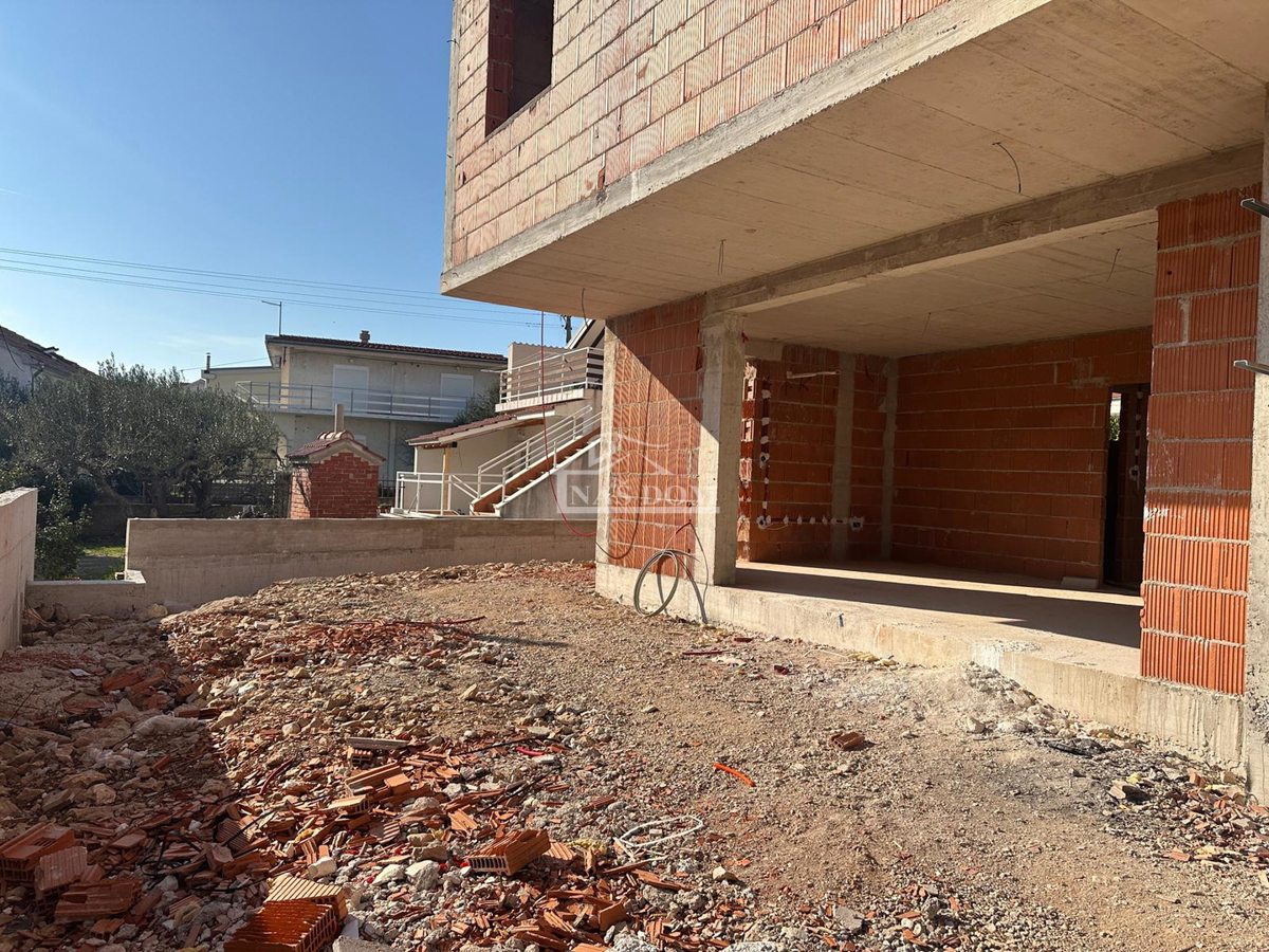 Vodice - NOVOGRADNJA stan S3 s vrtom, 150 m od mora