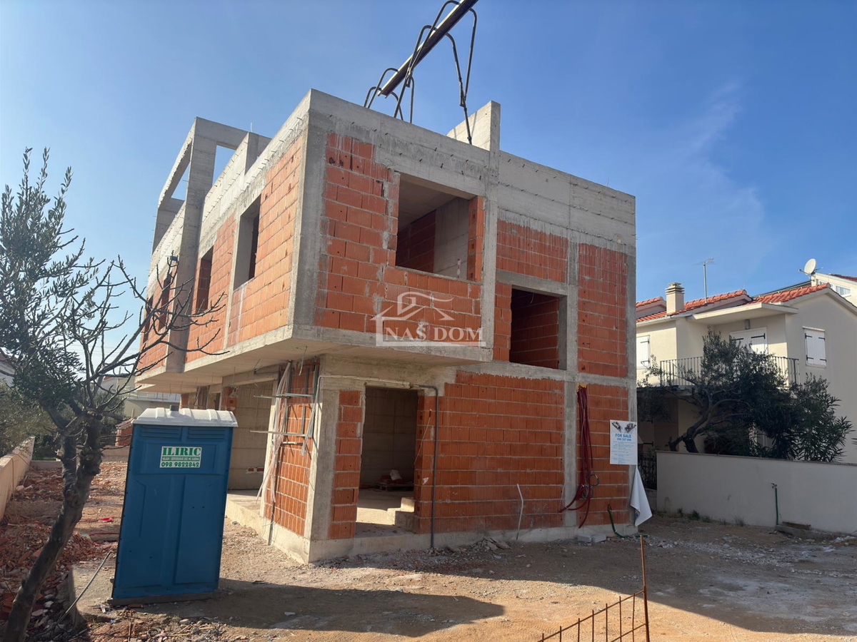 Vodice - NOVOGRADNJA stan S3 s vrtom, 150 m od mora
