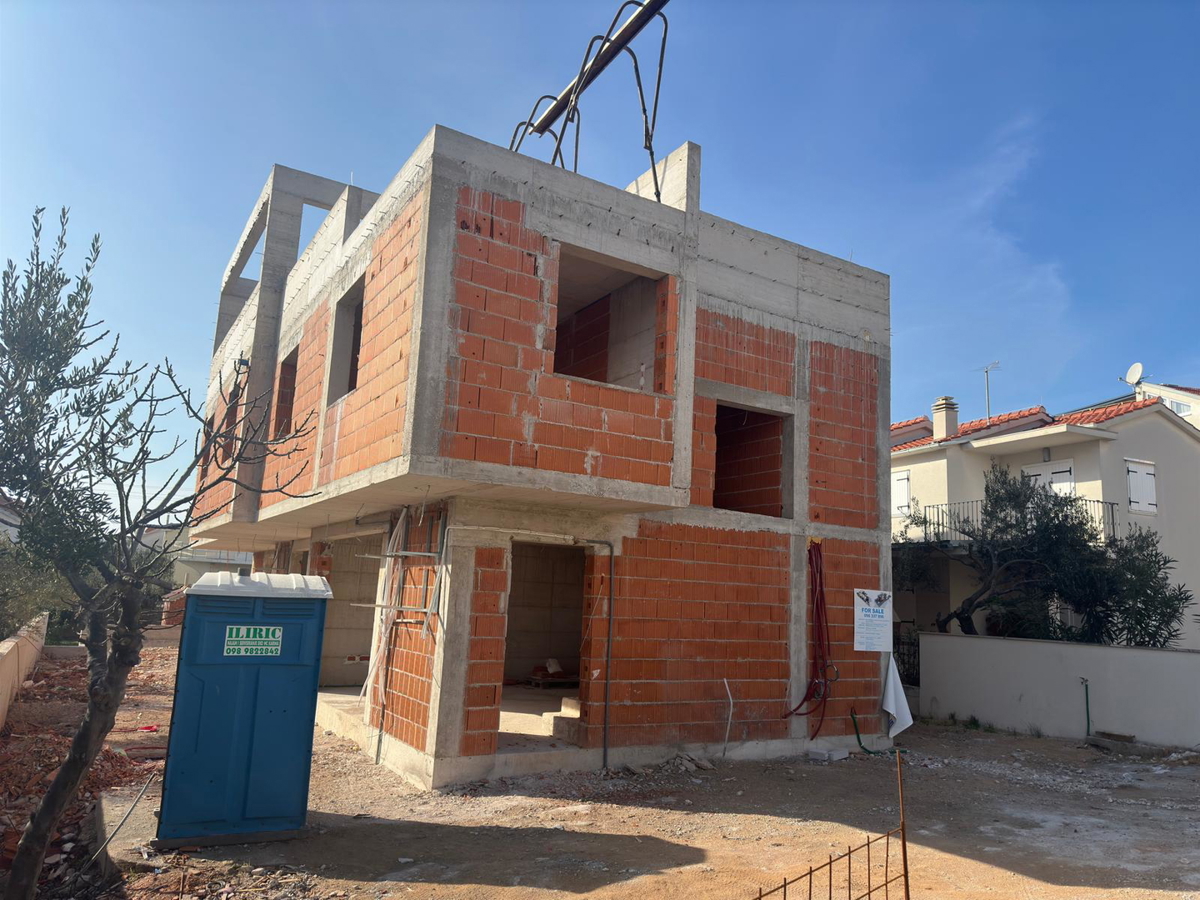 Vodice - NOVOGRADNJA stan S3 s vrtom, 150 m od mora