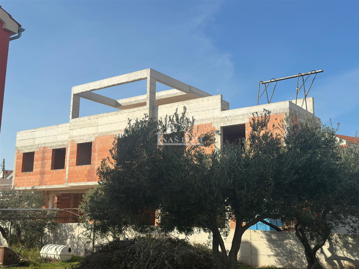 Vodice - NOVOGRADNJA stan S3 s vrtom, 150 m od mora