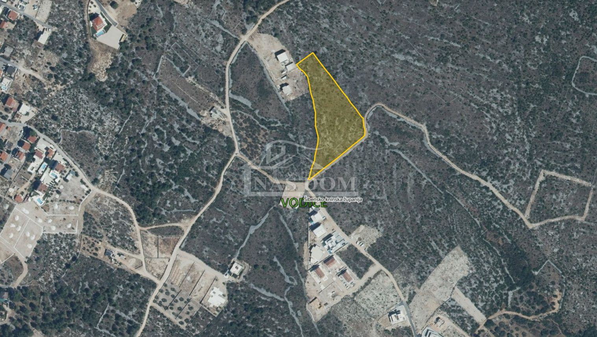 Vodice - gradbena parcela 8657 m2, 1300 m od plaže