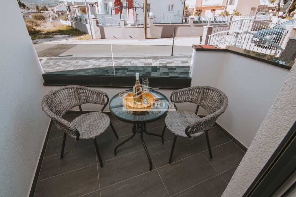 Vodice - stanovanjska hiša s strešno teraso, pogled na morje