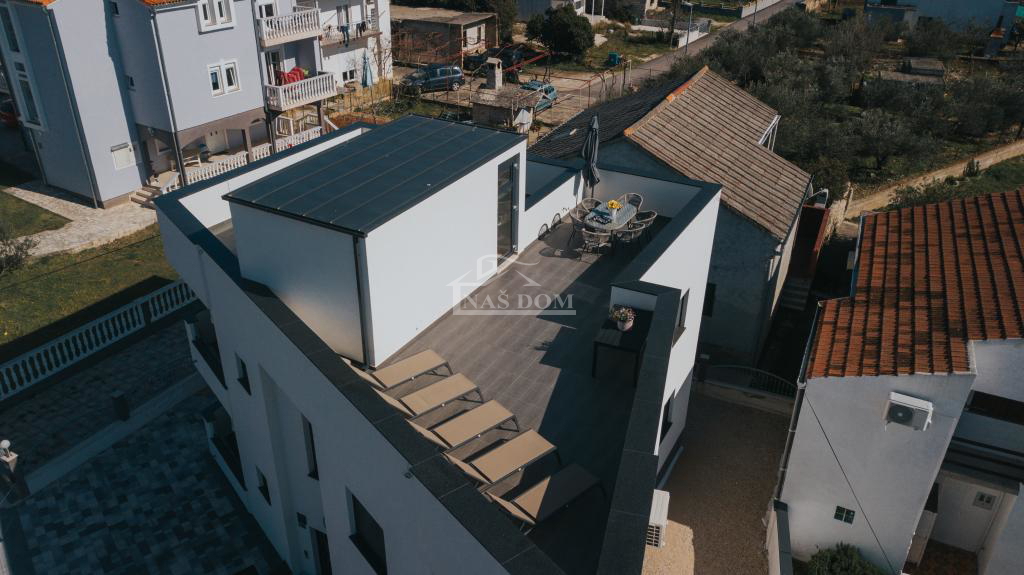 Vodice - stanovanjska hiša s strešno teraso, pogled na morje