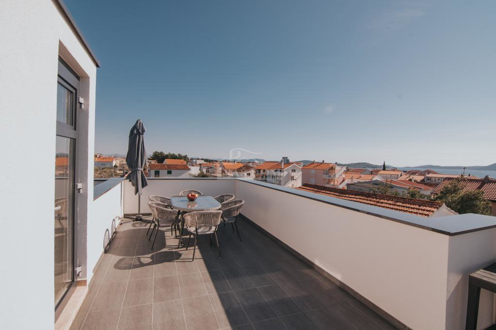 Vodice - stanovanjska hiša s strešno teraso, pogled na morje