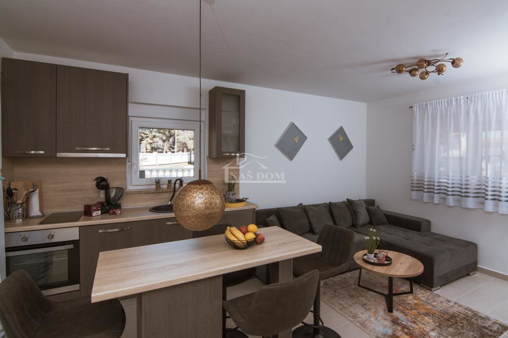 Vodice - stanovanjska hiša s strešno teraso, pogled na morje