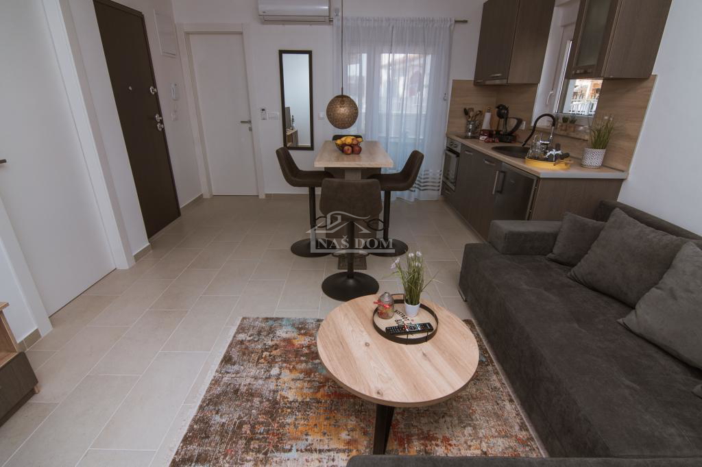 Vodice - stanovanjska hiša s strešno teraso, pogled na morje