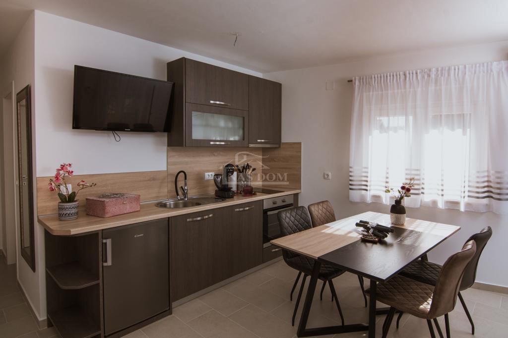 Vodice - stanovanjska hiša s strešno teraso, pogled na morje