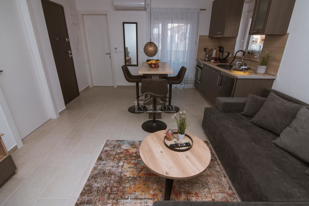 Vodice - stanovanjska hiša s strešno teraso, pogled na morje