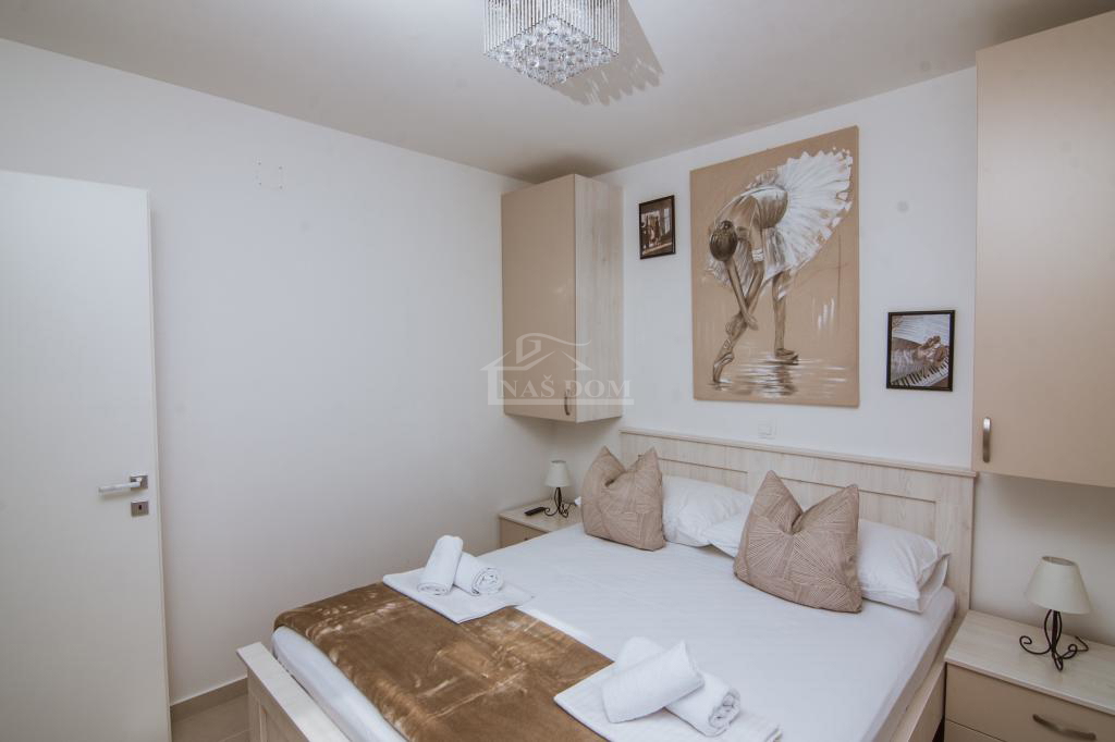 Vodice - stanovanjska hiša s strešno teraso, pogled na morje