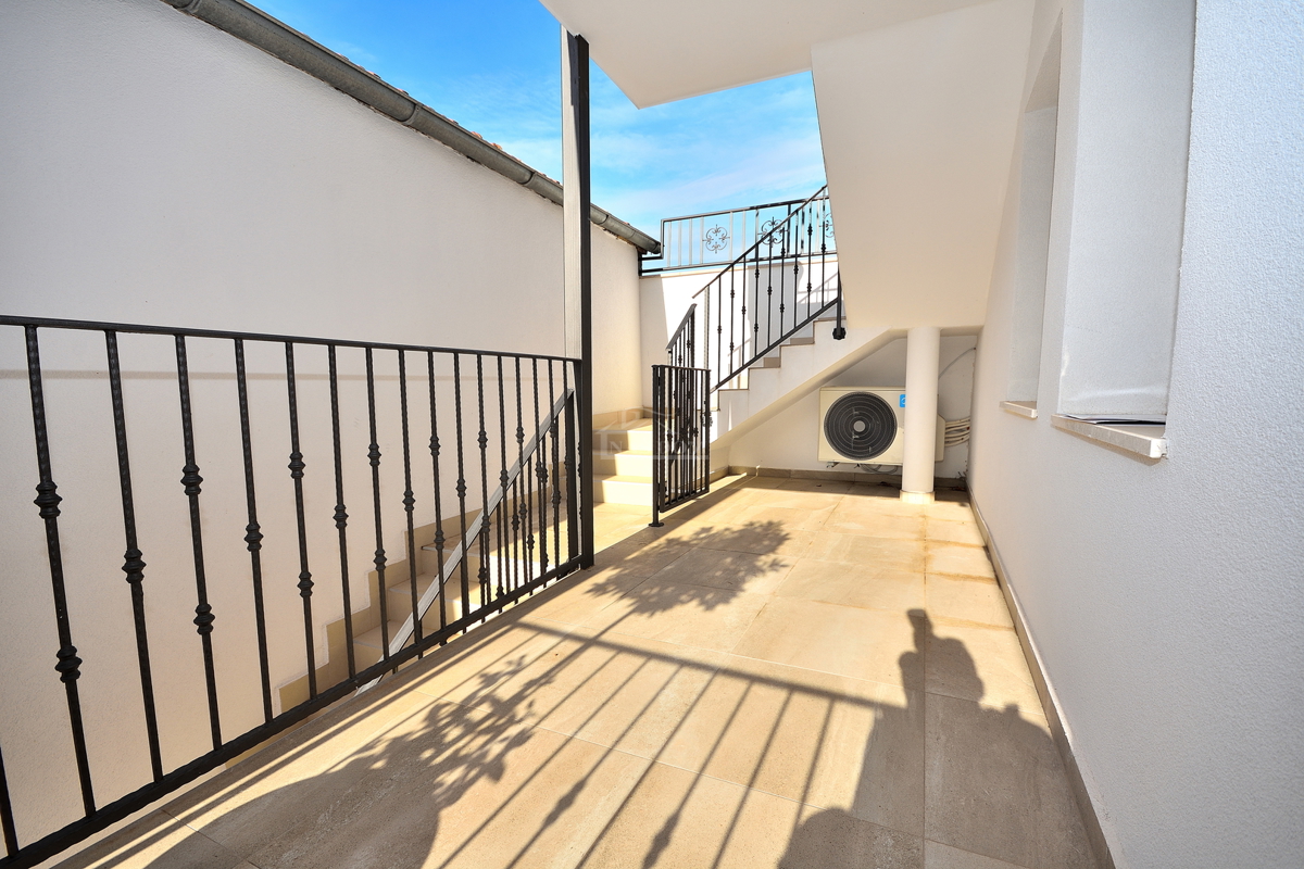 Vodice - dvonadstropno stanovanje, pogled na morje, 200 m od plaže