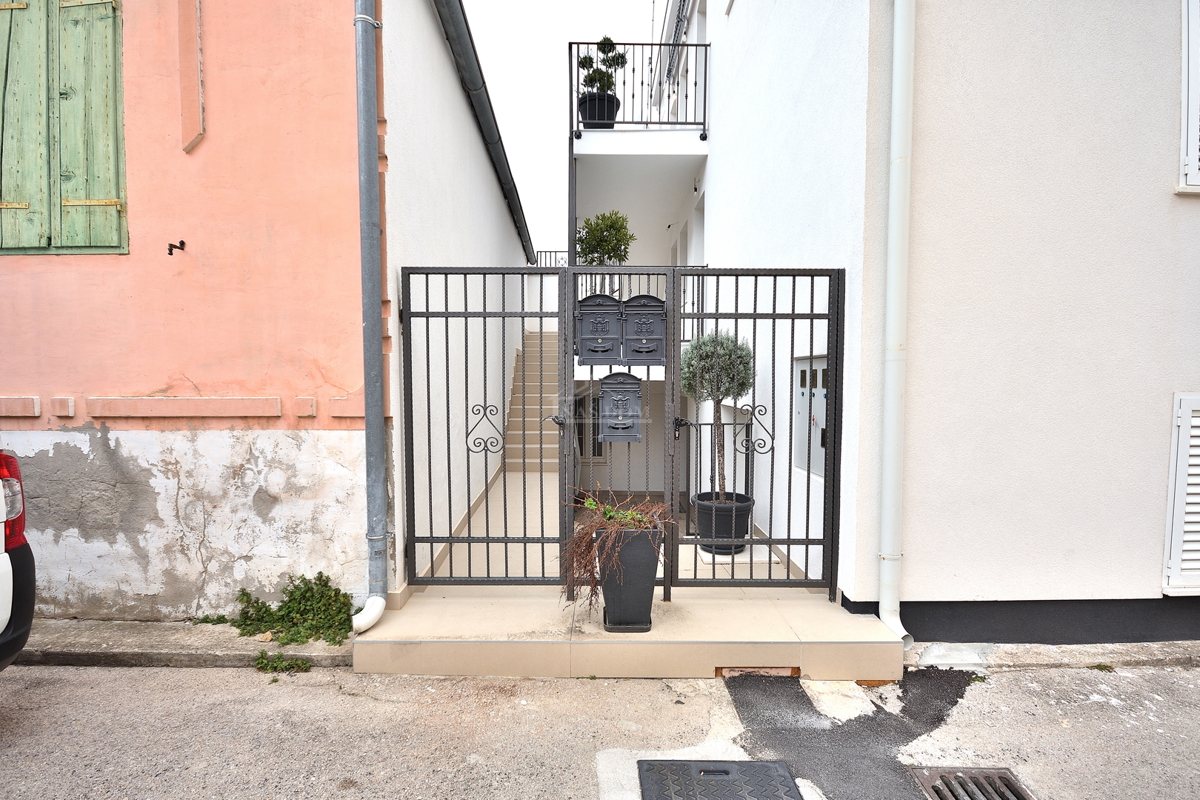 Vodice - dvonadstropno stanovanje, pogled na morje, 200 m od plaže