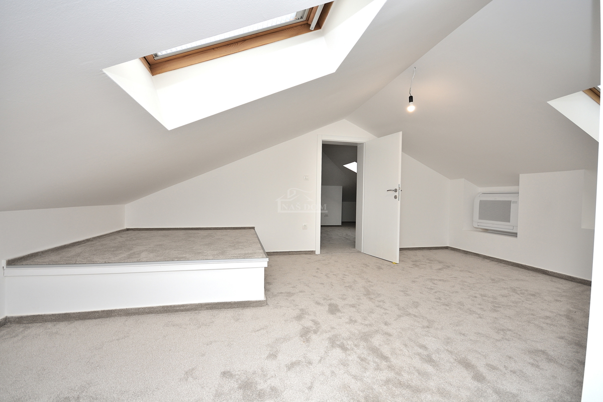 Vodice - dvonadstropno stanovanje, pogled na morje, 200 m od plaže