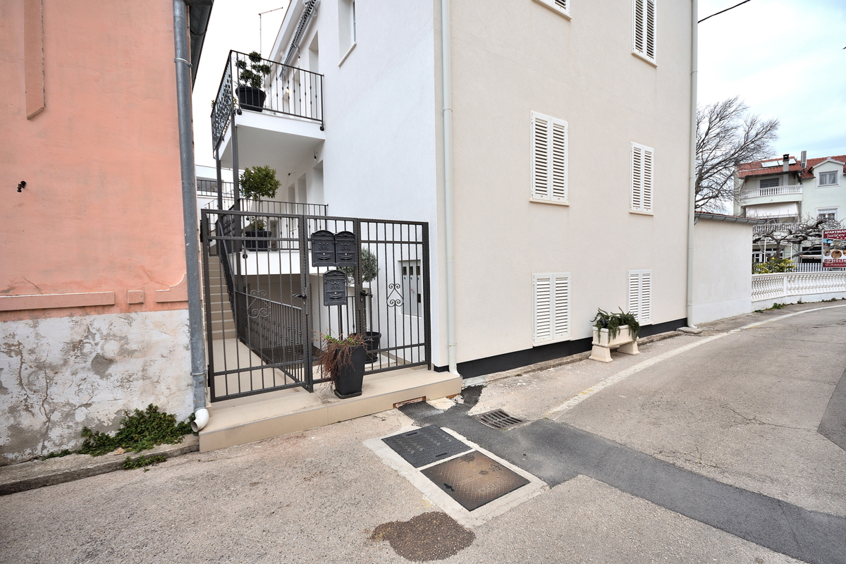 Vodice - dvonadstropno stanovanje, pogled na morje, 200 m od plaže