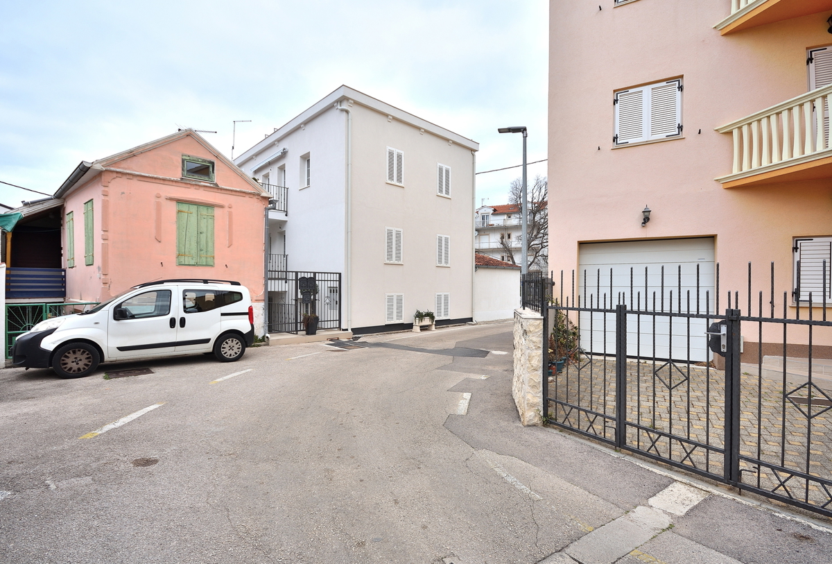 Vodice - dvonadstropno stanovanje, pogled na morje, 200 m od plaže