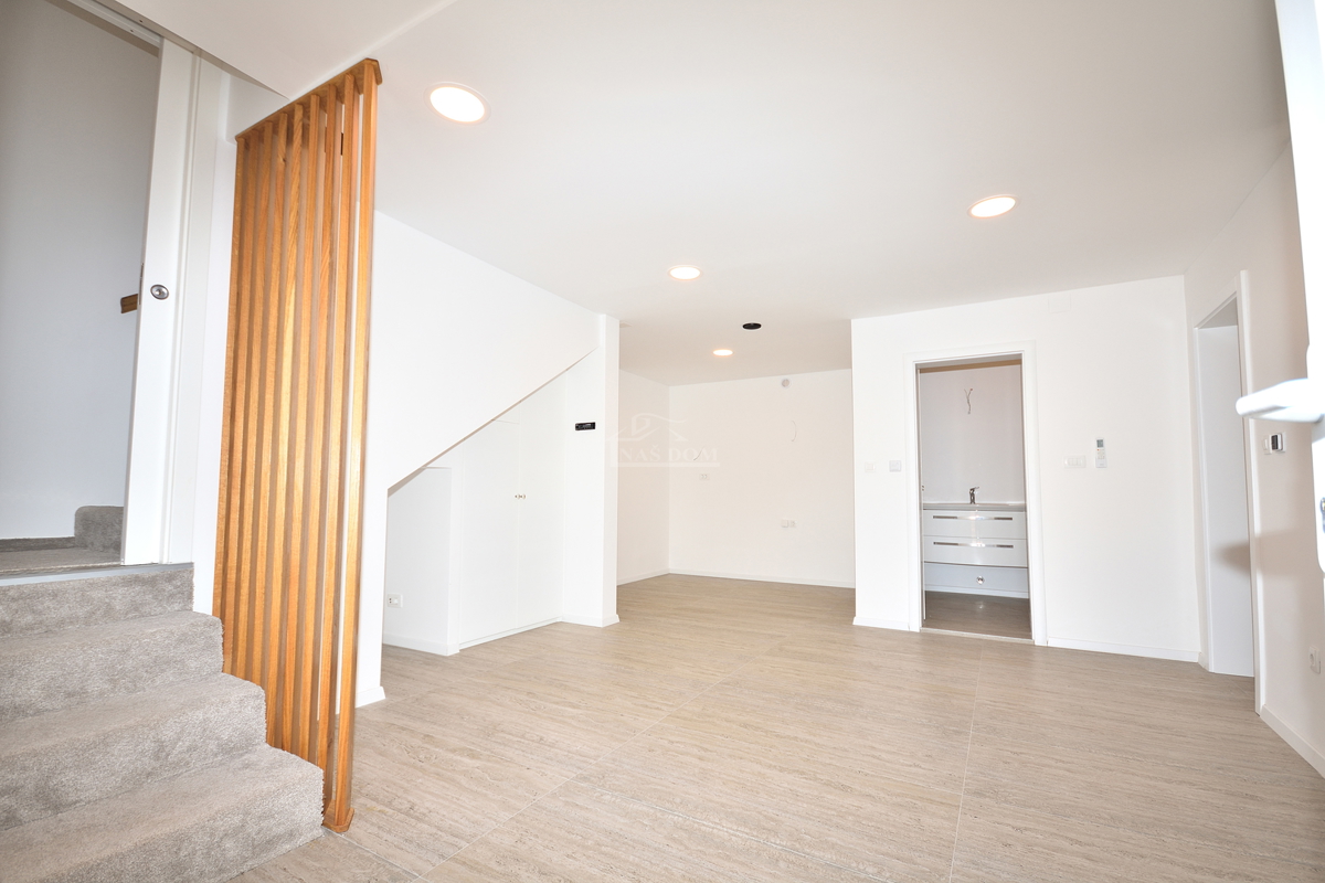 Vodice - dvonadstropno stanovanje, pogled na morje, 200 m od plaže