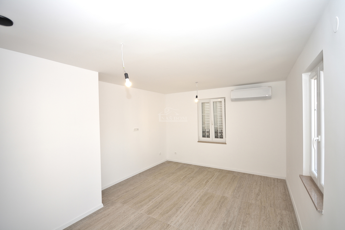 Vodice - dvonadstropno stanovanje, pogled na morje, 200 m od plaže