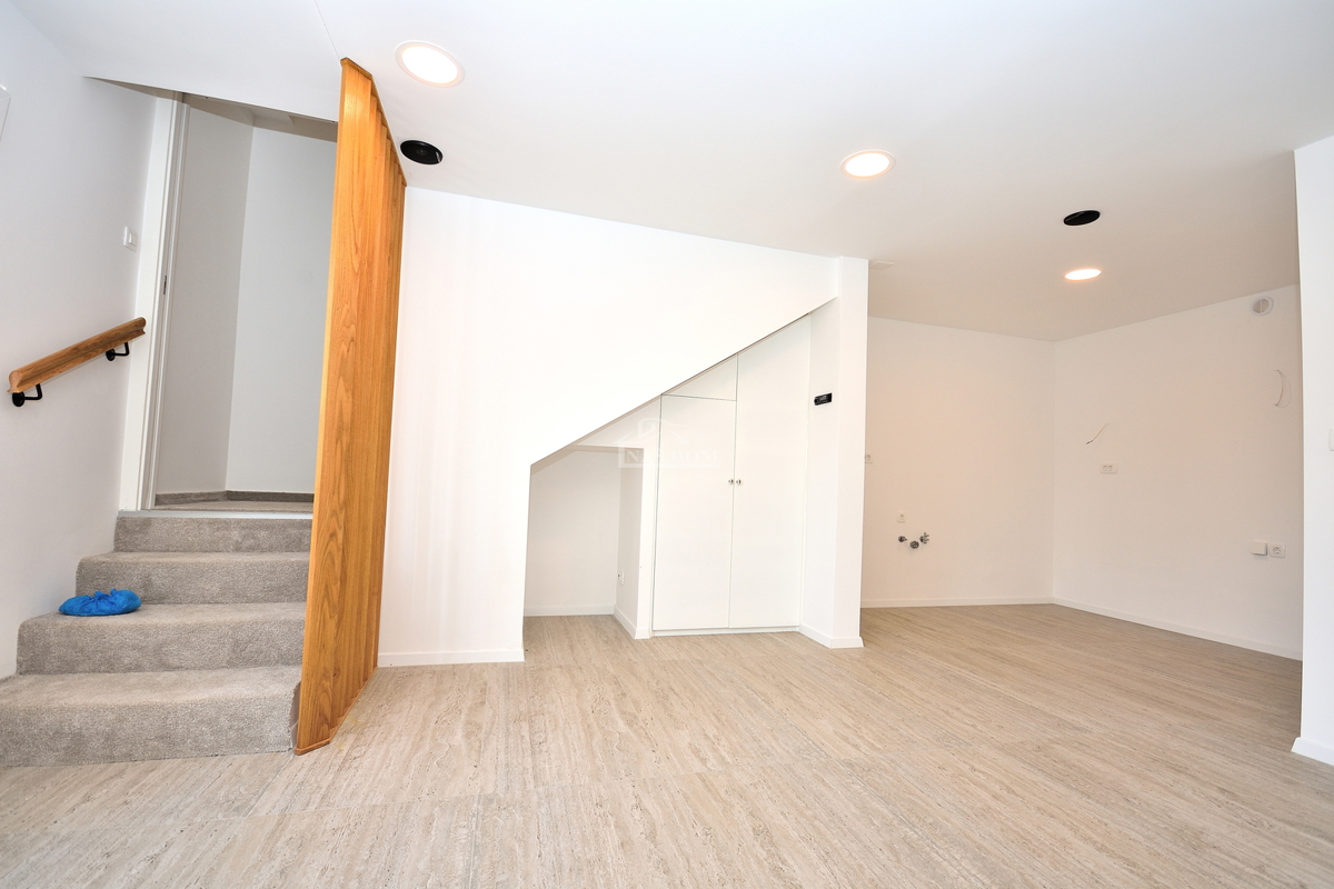 Vodice - dvonadstropno stanovanje v bližini plaže in centra