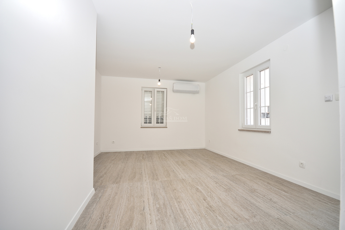 Vodice - dvonadstropno stanovanje, pogled na morje, 200 m od plaže