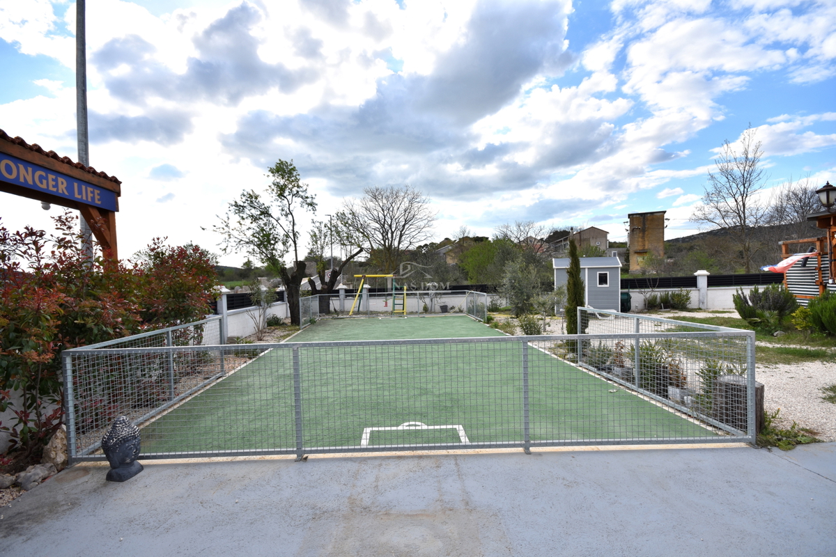 Putičanje - *PRILOŽNOST* ZNIŽANO - posestvo z dvema hišama, bazenom, urejenim vrtom