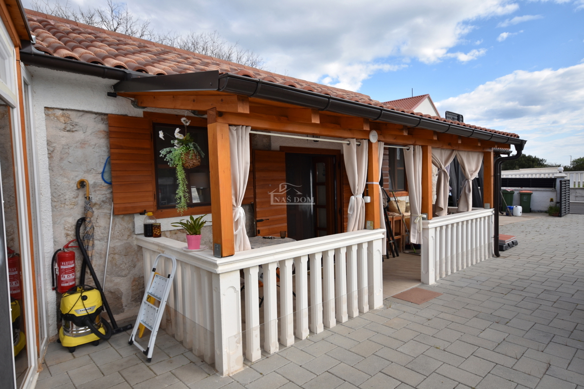 Putičanje - *PRILOŽNOST* ZNIŽANO - posestvo z dvema hišama, bazenom, urejenim vrtom