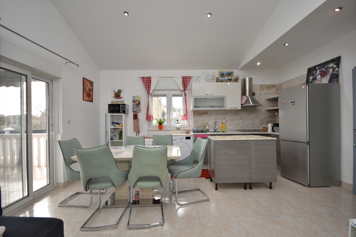 Putičanje - *PRILOŽNOST* ZNIŽANO - posestvo z dvema hišama, bazenom, urejenim vrtom