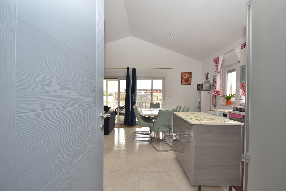 Putičanje - *PRILOŽNOST* ZNIŽANO - posestvo z dvema hišama, bazenom, urejenim vrtom