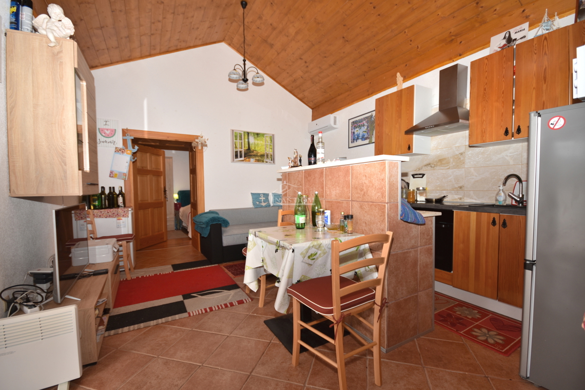 Putičanje - *PRILOŽNOST* ZNIŽANO - posestvo z dvema hišama, bazenom, urejenim vrtom