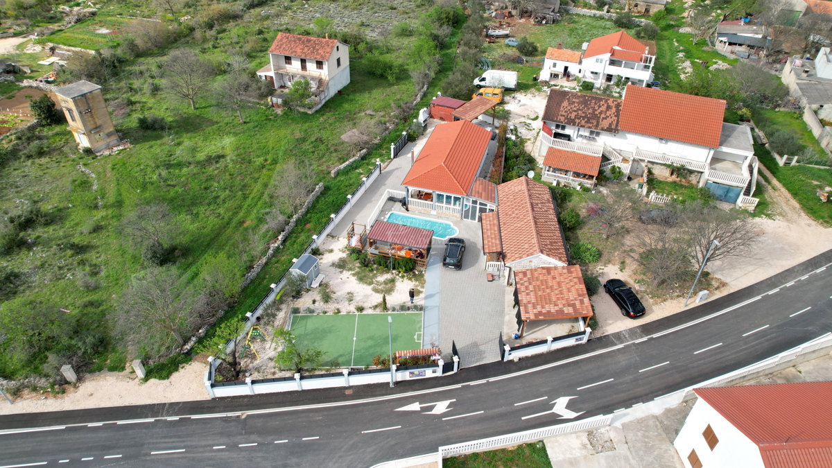 Putičanje - *PRILOŽNOST* posest s hišama, bazenom, urejenim vrtom