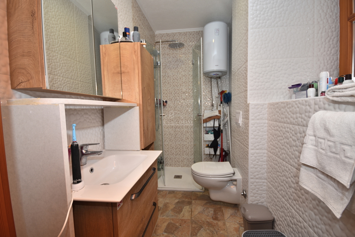 Putičanje - *PRILOŽNOST* posest s hišama, bazenom, urejenim vrtom