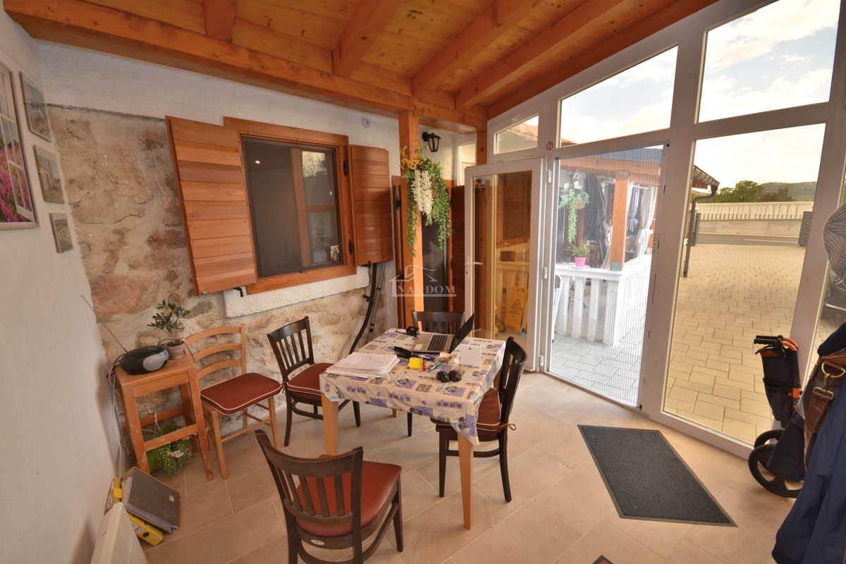 Putičanje - *PRILOŽNOST* ZNIŽANO - posestvo z dvema hišama, bazenom, urejenim vrtom