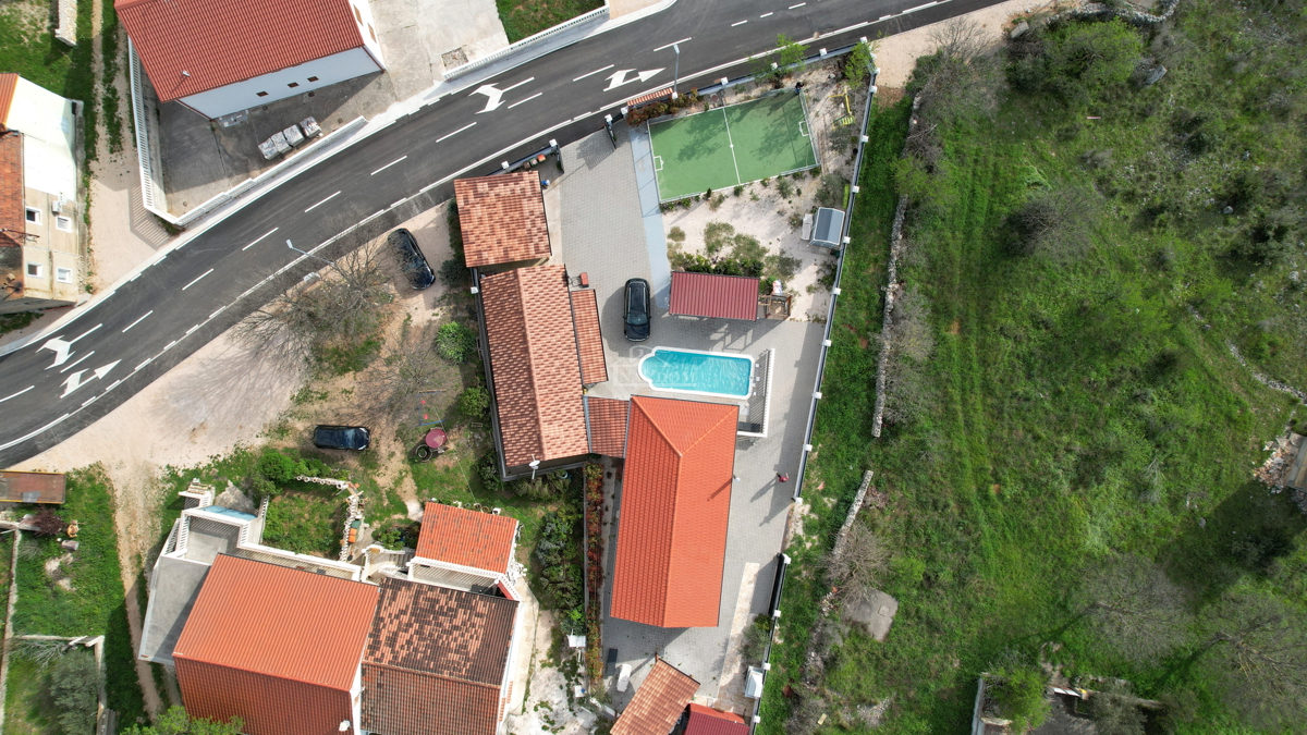 Putičanje - *PRILOŽNOST* ZNIŽANO - posestvo z dvema hišama, bazenom, urejenim vrtom