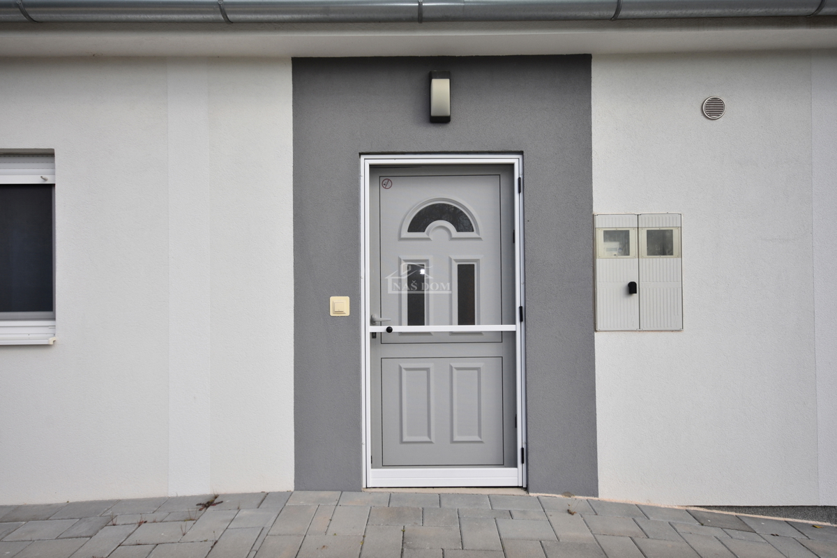 Putičanje - *PRILOŽNOST* ZNIŽANO - posestvo z dvema hišama, bazenom, urejenim vrtom