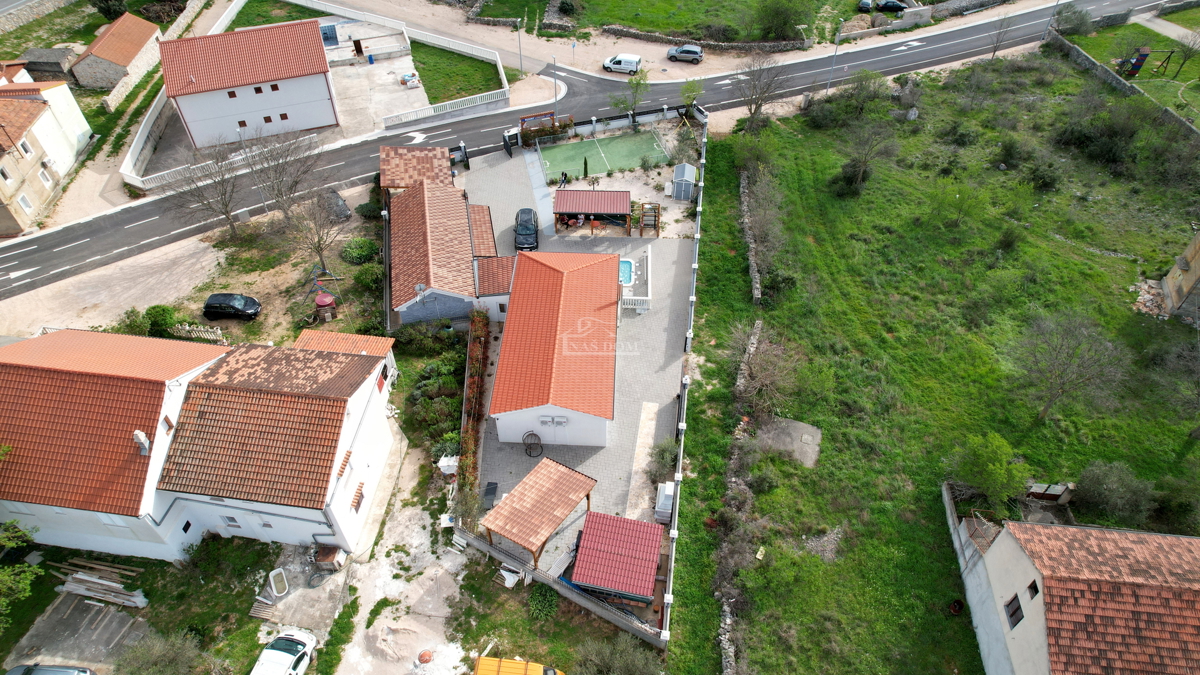 Putičanje - *PRILOŽNOST* ZNIŽANO - posestvo z dvema hišama, bazenom, urejenim vrtom