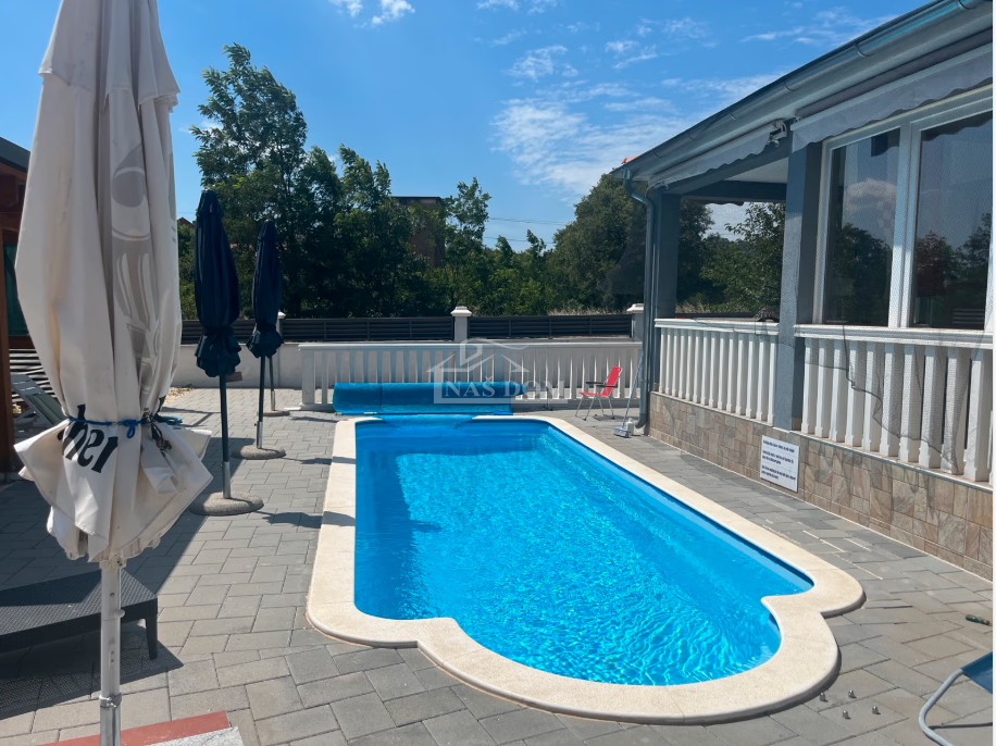 Putičanje - *PRILOŽNOST* ZNIŽANO - posestvo z dvema hišama, bazenom, urejenim vrtom