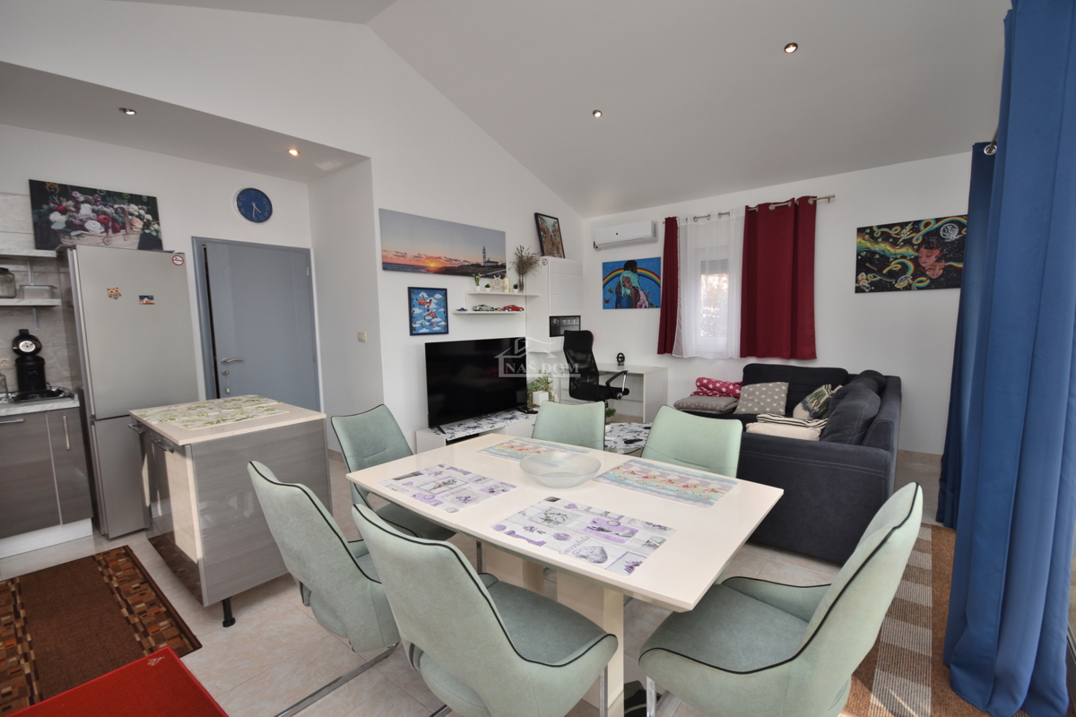 Putičanje - *PRILOŽNOST* ZNIŽANO - posestvo z dvema hišama, bazenom, urejenim vrtom