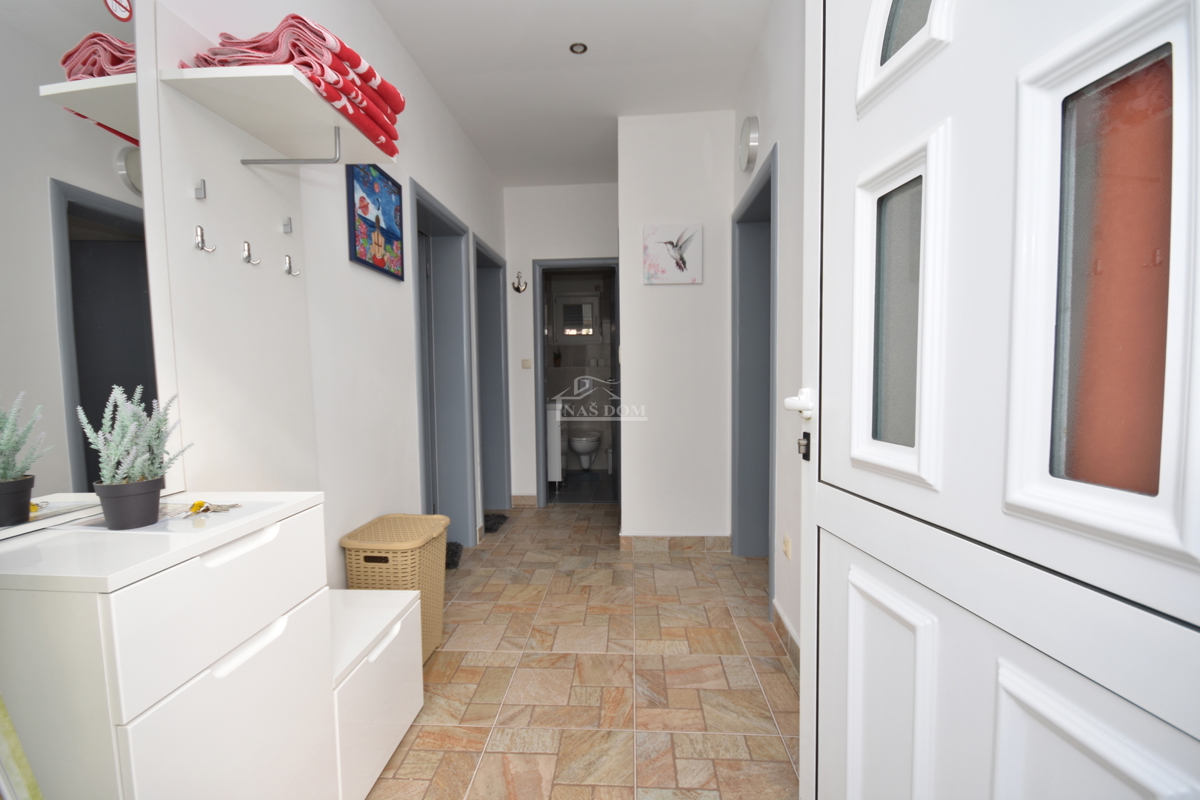 Putičanje - *PRILOŽNOST* ZNIŽANO - posestvo z dvema hišama, bazenom, urejenim vrtom