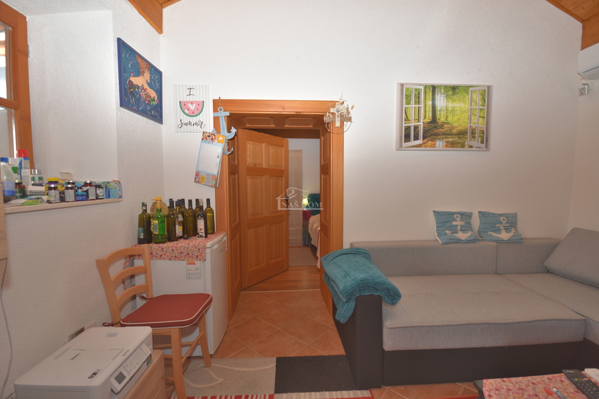 Putičanje - *PRILOŽNOST* ZNIŽANO - posestvo z dvema hišama, bazenom, urejenim vrtom