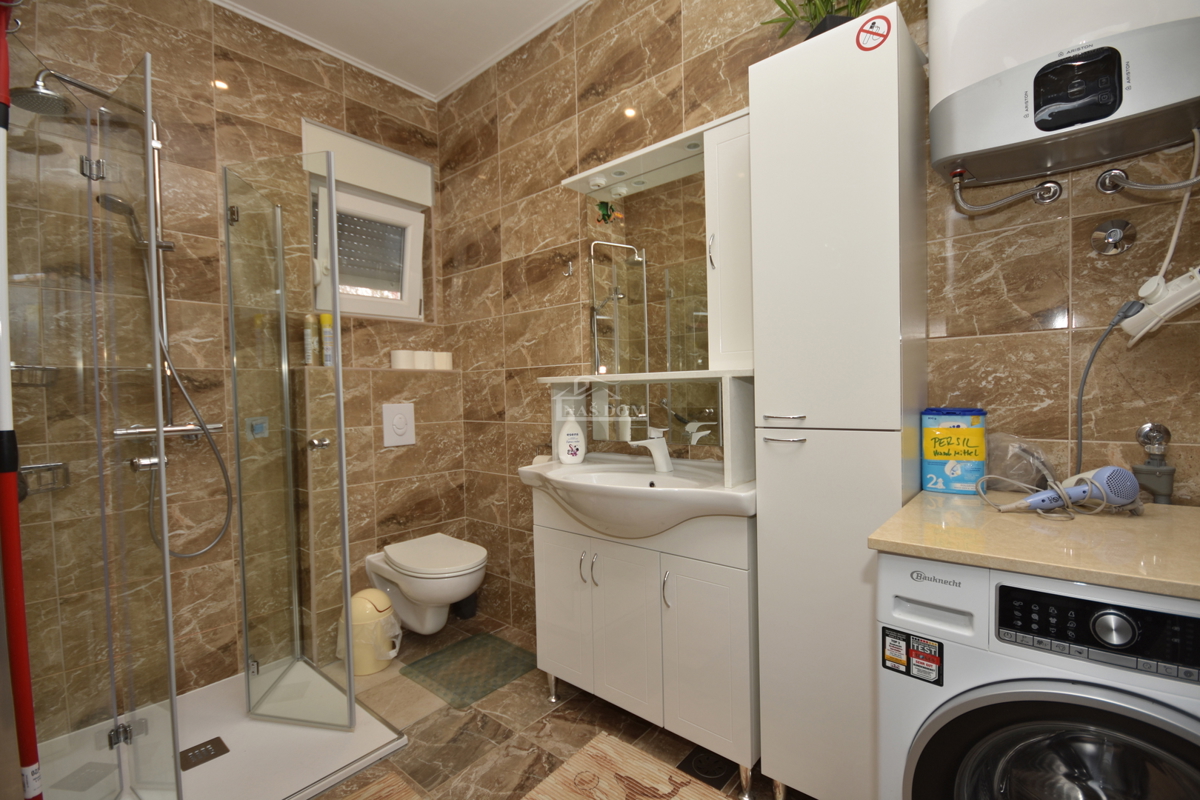 Putičanje - *PRILOŽNOST* ZNIŽANO - posestvo z dvema hišama, bazenom, urejenim vrtom