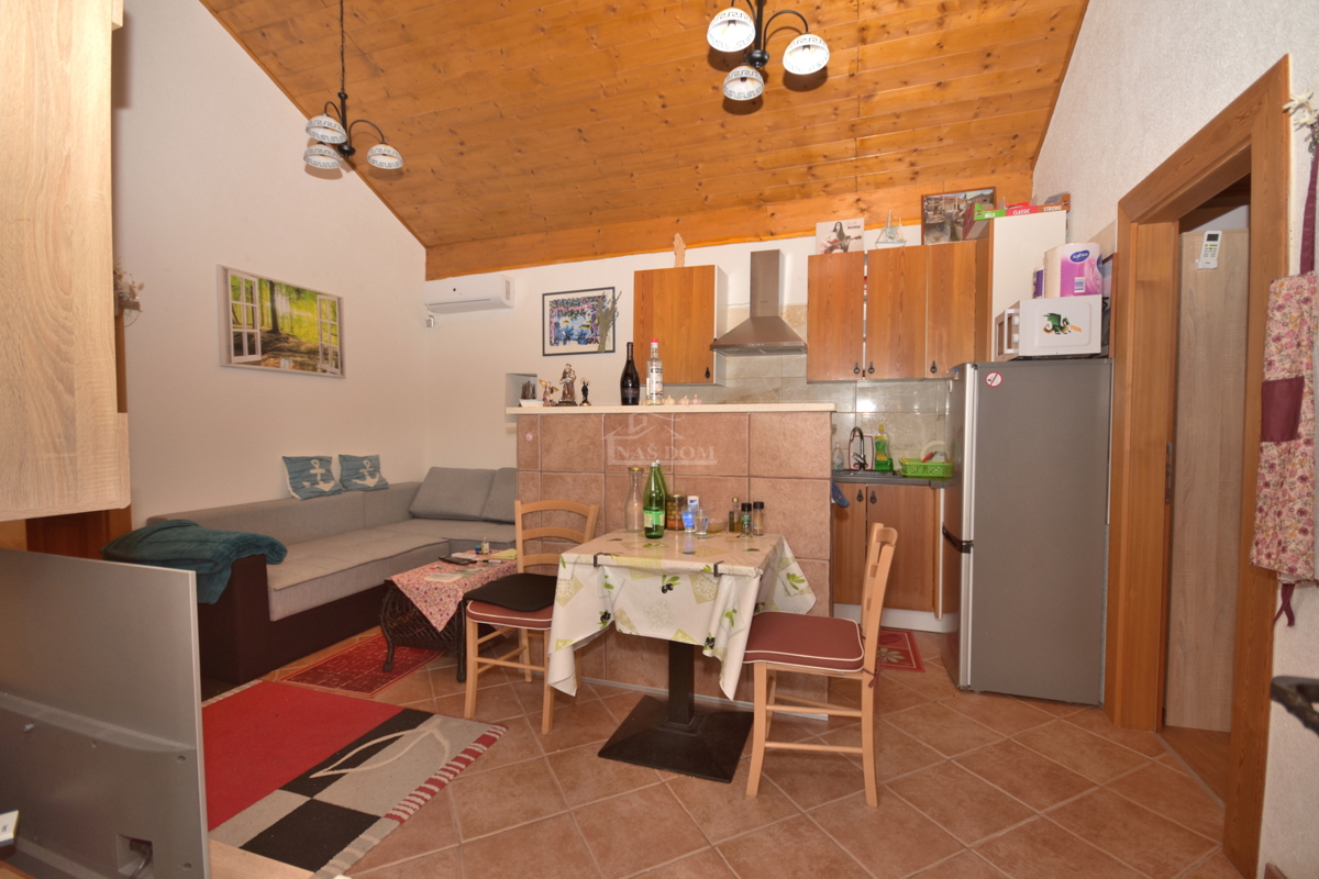 Putičanje - *PRILOŽNOST* posest s hišama, bazenom, urejenim vrtom