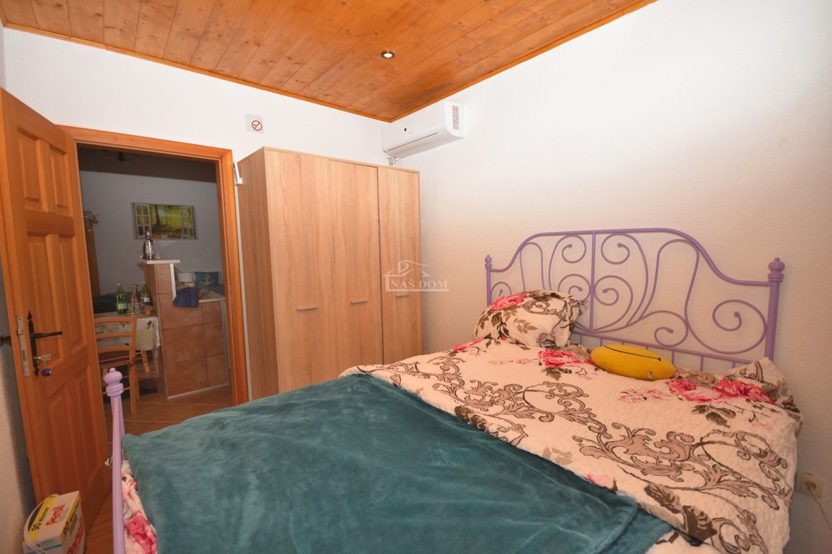 Putičanje - *PRILOŽNOST* ZNIŽANO - posestvo z dvema hišama, bazenom, urejenim vrtom