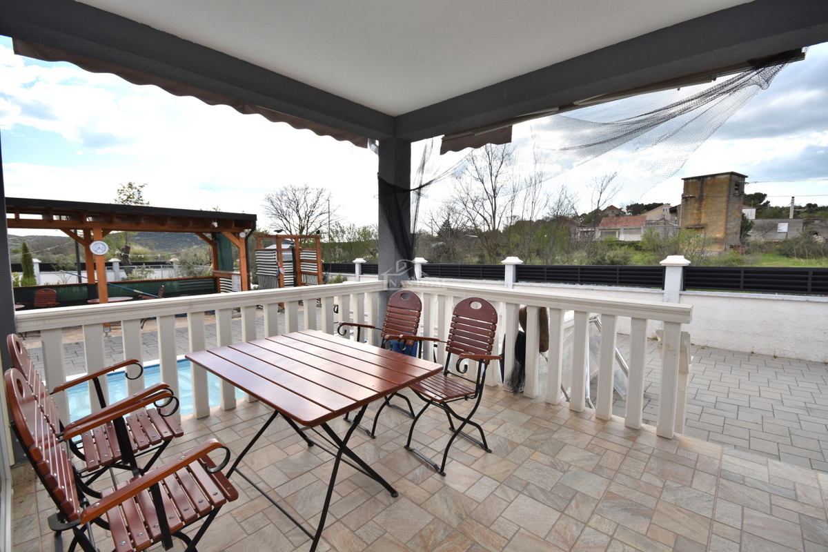 Putičanje - *PRILOŽNOST* ZNIŽANO - posestvo z dvema hišama, bazenom, urejenim vrtom