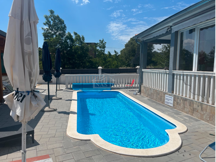 Putičanje - *PRILOŽNOST* posest s hišama, bazenom, urejenim vrtom