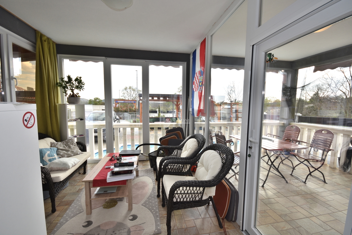 Putičanje - *PRILOŽNOST* ZNIŽANO - posestvo z dvema hišama, bazenom, urejenim vrtom