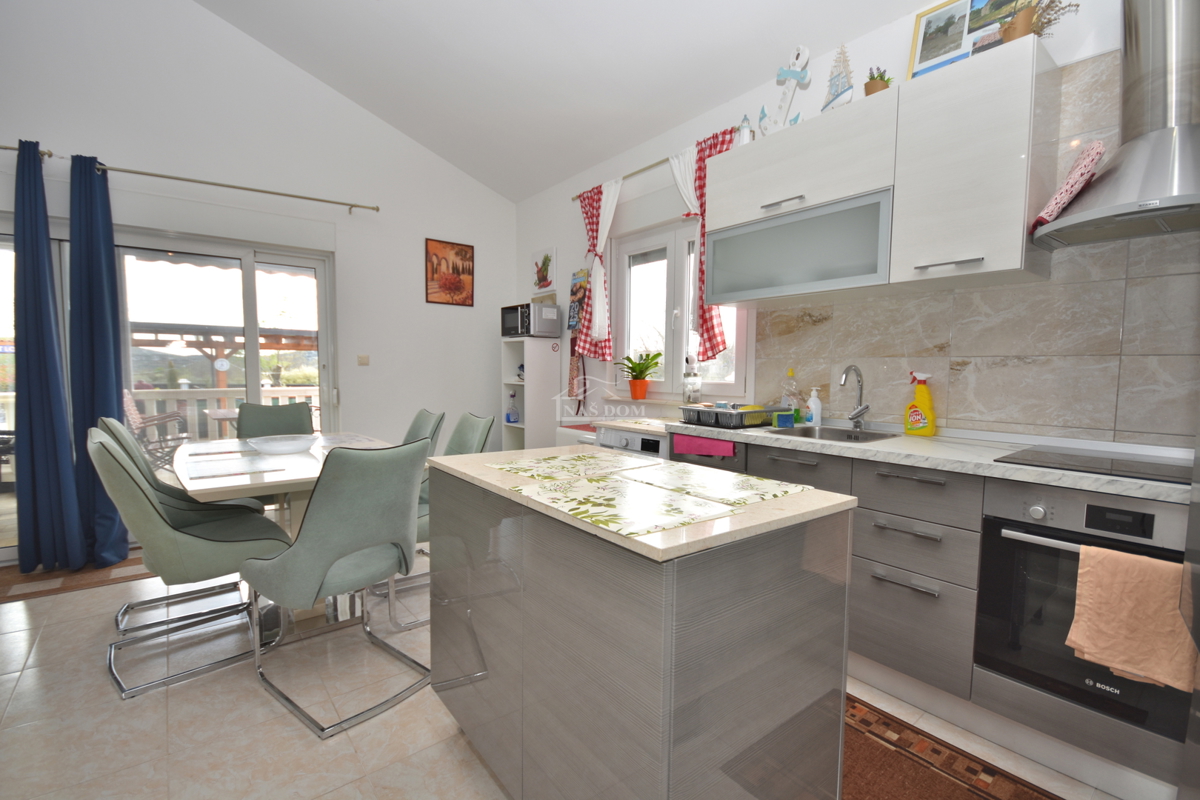 Putičanje - *PRILOŽNOST* ZNIŽANO - posestvo z dvema hišama, bazenom, urejenim vrtom