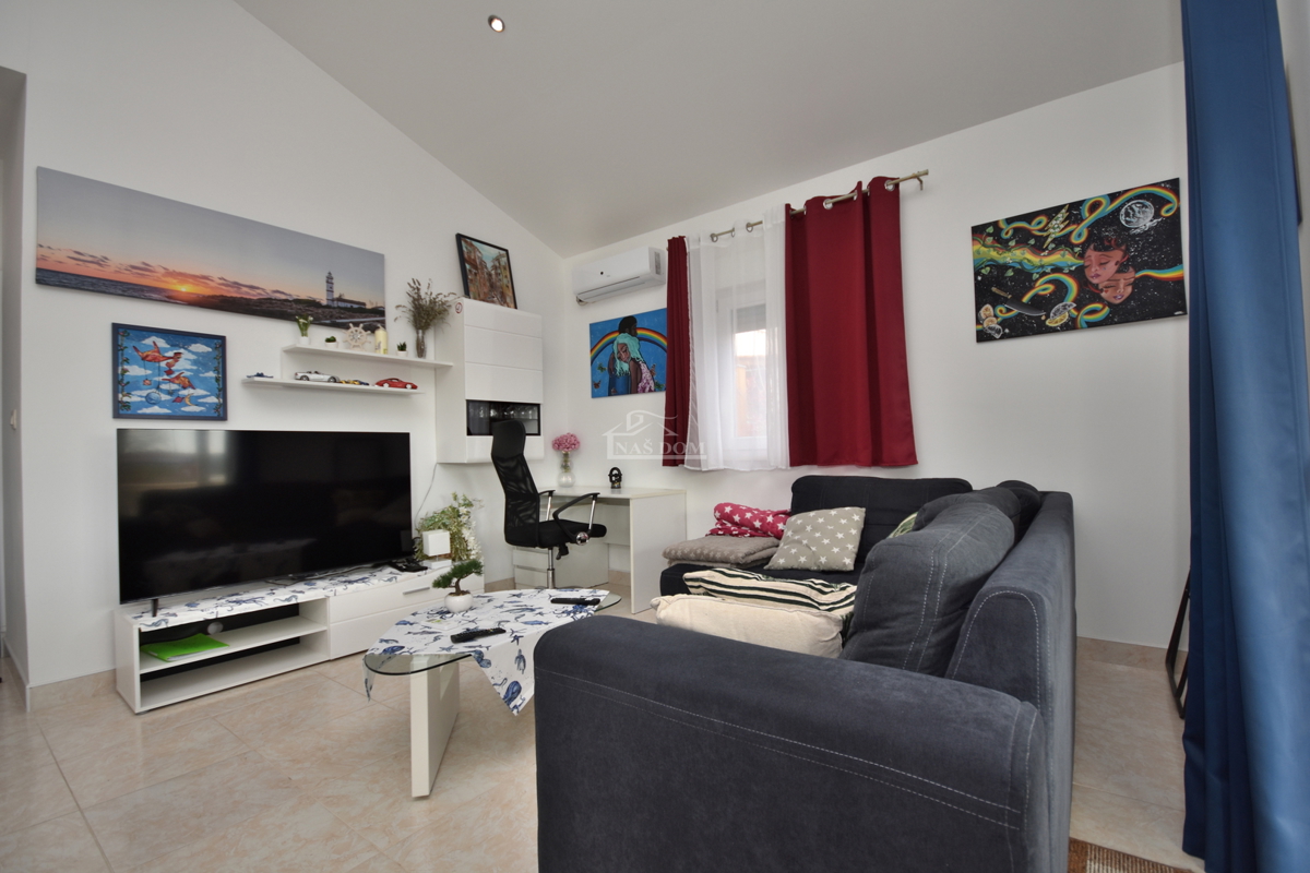 Putičanje - *PRILOŽNOST* ZNIŽANO - posestvo z dvema hišama, bazenom, urejenim vrtom