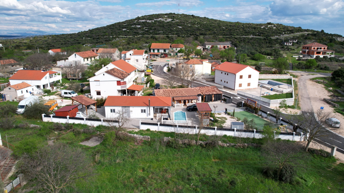 PRILOŽNOST *ZNIŽANO!!!* posestvo z dvema hišama, bazenom, urejeno vrtno površino