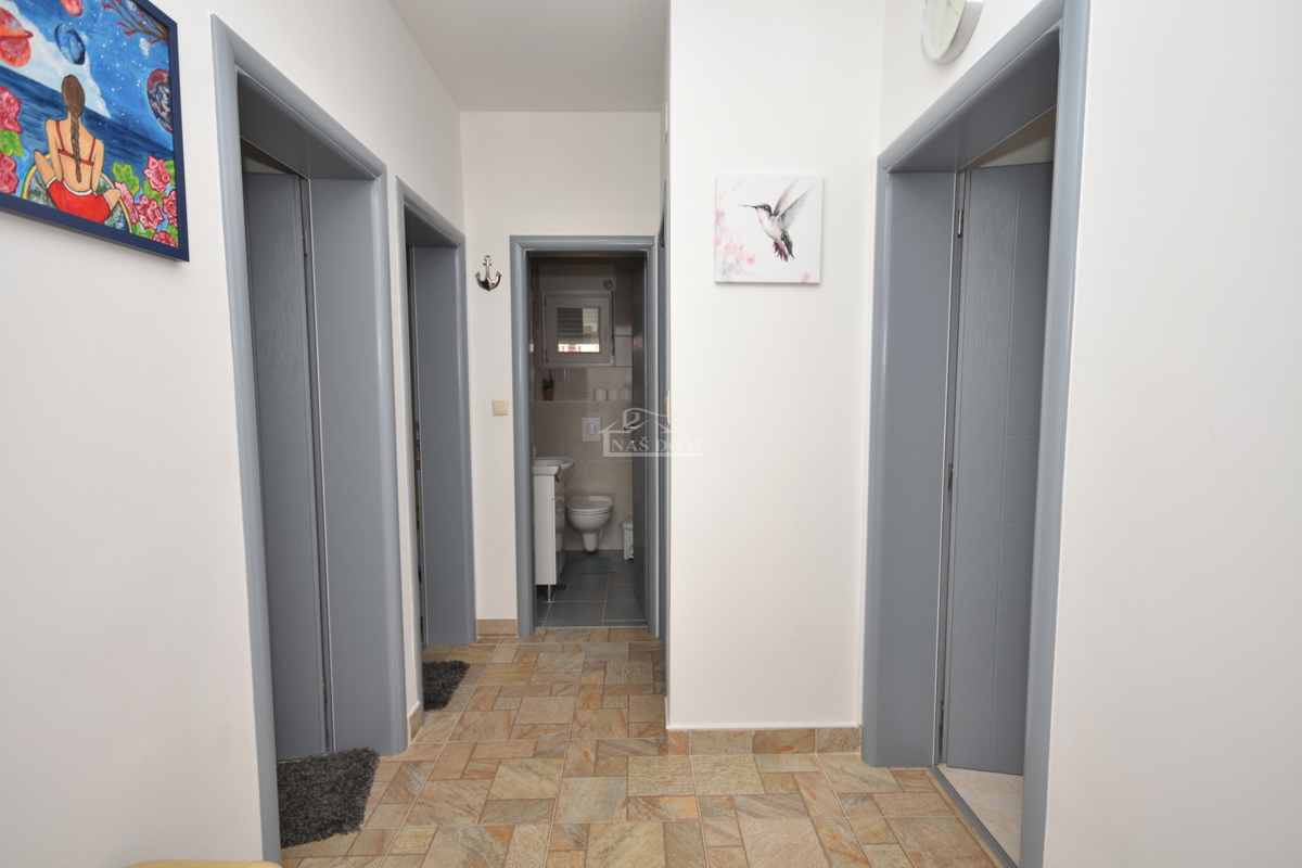 Putičanje - *PRILOŽNOST* ZNIŽANO - posestvo z dvema hišama, bazenom, urejenim vrtom