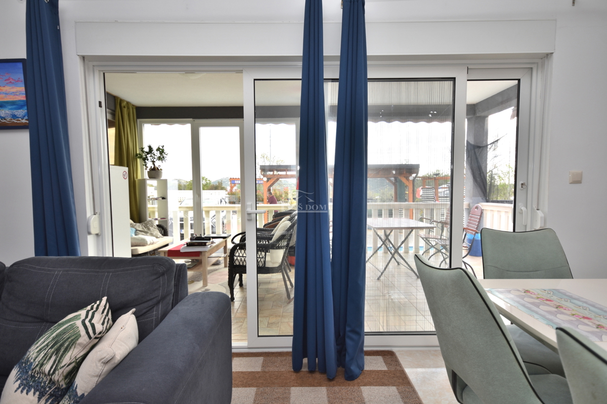 Putičanje - *PRILOŽNOST* ZNIŽANO - posestvo z dvema hišama, bazenom, urejenim vrtom