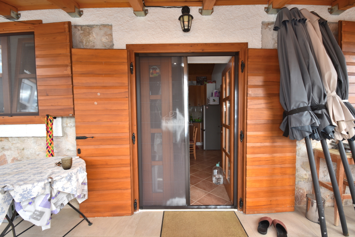 Putičanje - *PRILOŽNOST* posest s hišama, bazenom, urejenim vrtom