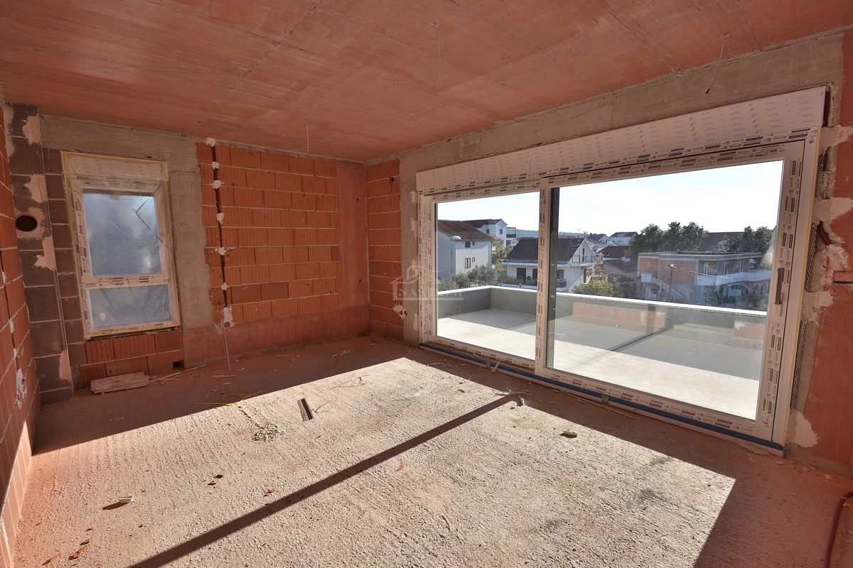 Vodice, SRIMA-** NOVOGRADNJA** S6 Stan s pogledom na morje, 300m od plaže